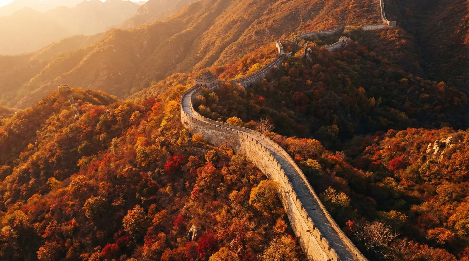 菠萝视频logo 秋日长城航拍全景